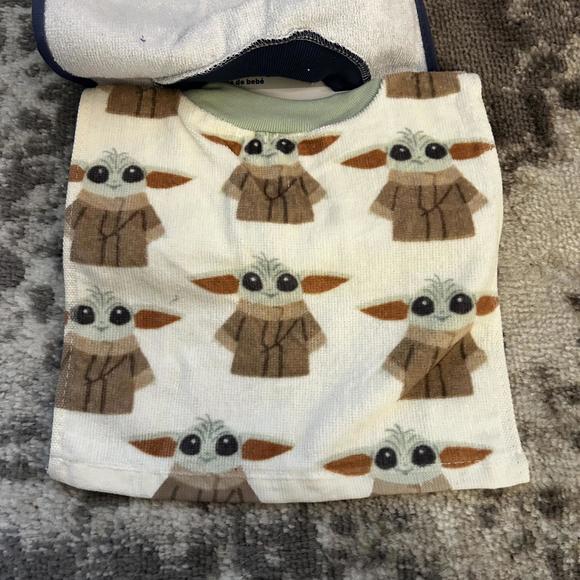 Disney Two Pack Stars Wars-Mandalorian Towel Bibs (NEW) - Picture 2 of 3
